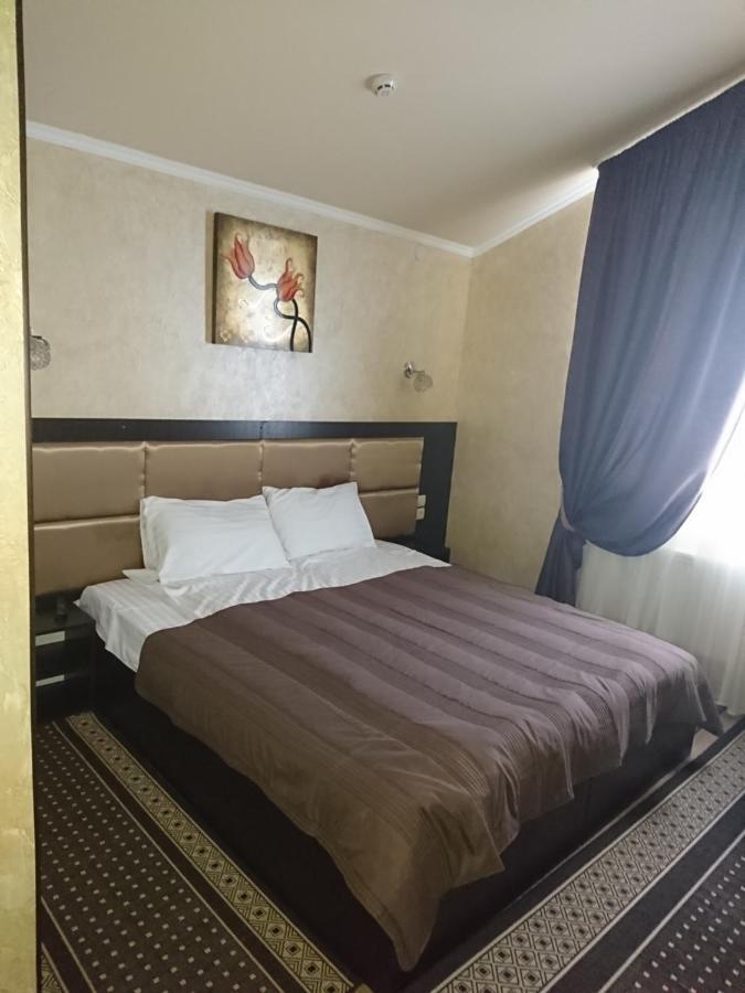 Mishel Plus Hotell Charkiv Exteriör bild