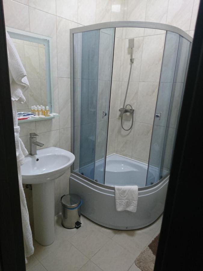 Mishel Plus Hotell Charkiv Exteriör bild