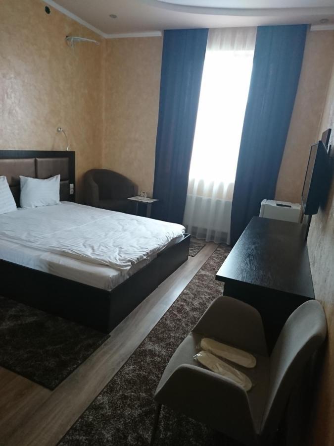 Mishel Plus Hotell Charkiv Exteriör bild